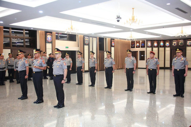 Kapolri Jenderal Listyo Sigit Prabowo memimpin upacara kenaikan pangkat 11 pati Polri di Gedung Rupattama Mabes Polri, Jakarta, Rabu (27/3). Foto: Dok. Polri