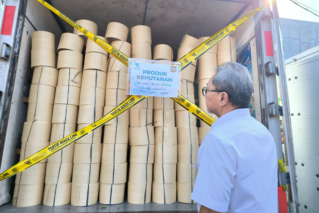 Mendag Zulhas memusnahkan barang-barang impor pengawasan post-border periode Januari-Februari 2024 oleh Balai Pengawasan Tertib Niaga Bekasi di kawasan Karang asem barat, Citeureup, Bogor, Kamis (28/3/2024). Foto: Akbar Maulana/kumparan