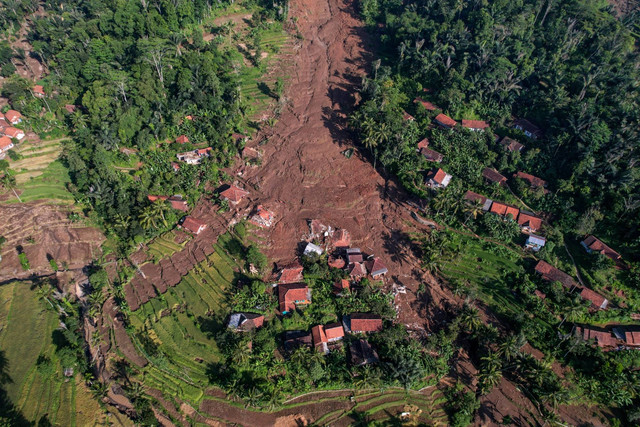 Foto udara permukiman yang tertimbun material longsor di Kampung Cigintung, Desa Cibenda, Kecamatan Cipongkor, Kabupaten Bandung Barat, Jawa Barat, Kamis (28/3/2024). Foto: Raisan Al Farisi/ANTARA FOTO