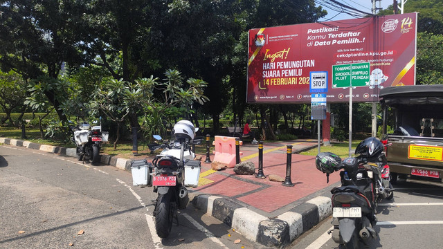 Trotoar di Jalan Pejompongan, Jakarta Pusat, yang viral dilintasi pemotor. Foto: Jonathan Devin/kumparan