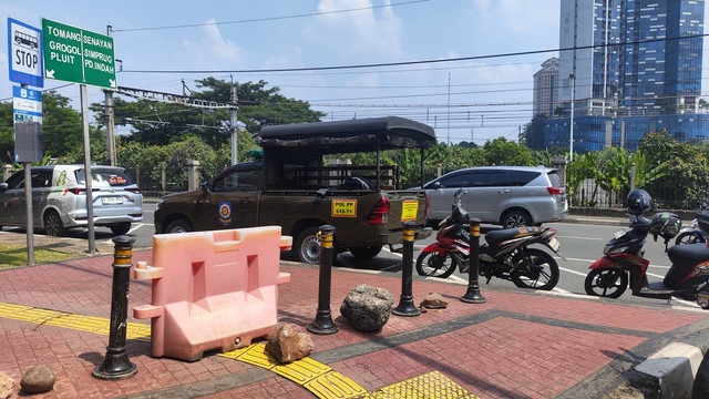 Trotoar di Jalan Pejompongan, Jakarta Pusat, yang viral dilintasi pemotor. Foto: Jonathan Devin/kumparan