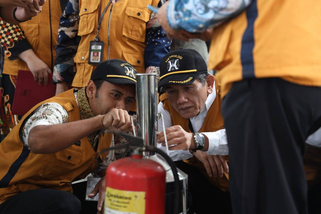 Pj Wali Kota Pontianak melaksanakan sidak ke SPBU. Foto: Dok. Prokopim Pemkot Pontianak