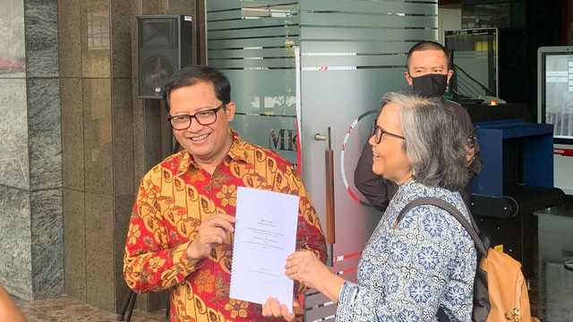 Akademisi UNJ, Ubedilah Badrun (kiri), dan Guru Besar UI, Sulistyowari Iriani (kanan) mewakili 300 guru besar mendaftar sebagai AMICUS CURIAE ke Mahkamah Konstitusi (MK) untuk PHPU Pilpres 2024 pada hari ini Kamis (28/3/2024). Foto: Luthfi Humam/kumparan