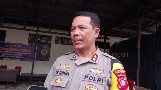 Kapolres Sekadau, AKBP I Nyoman Sudama, diwawancarai awak media usai konferensi pers pemusnahan knalpot brong. Foto: Dina Mariana/Hi!Pontianak