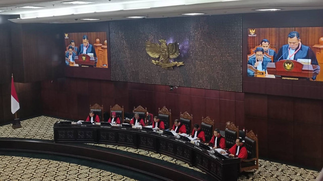 KPU, termohon gugatan PHPU Anies dan Ganjar, membacakan tanggapan dalam sidang lanjutan Sengketa Pilpres 2024, di ruang sidang Mahkamah Konstitusi, Jakarta, Kamis (28/3/2024). Foto: Hedi/kumparan