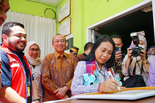 Menteri PPPA RI, I Gusti Ayu Bintang Darmawati saat mengunjungi Kelompok Wanita Nelayan (KWN) Fatimah Azzahra di Kelurahan Pattingalloang, Kecamatan Ujung Tanah, Kota Makassar, Sulawesi Selatan, yang merupakan Binaan Pertamina sejak 2014. Foto: Dok. Pertamina