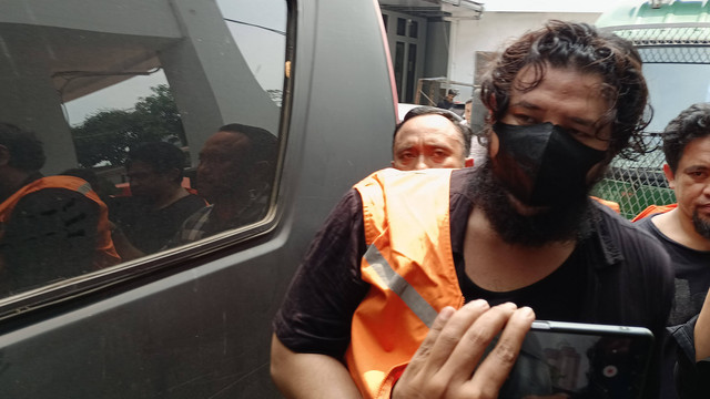 Ammar Zoni saat akan dilimpahkan ke Rutan Salemba, Kamis (28/3/2024). Foto: Aprilandika Pratama/kumparan