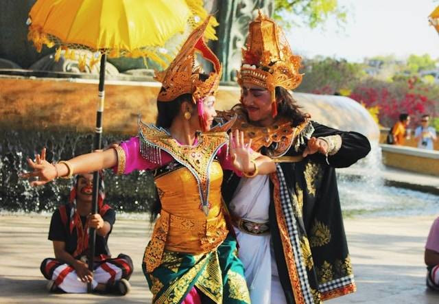 Ilustrasi motif tari gerak berpasangan dilakukan oleh pasangan. Foto: Unsplash/Prabu Panji