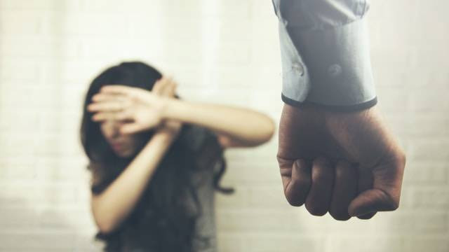 Ilustrasi penganiayaan TKW. Terungkap, TKW asal Singakawang yang alami gangguang jiwa mulai depresi sejak tak mendapat gaji di Miri. Foto: Dok. Kumparan