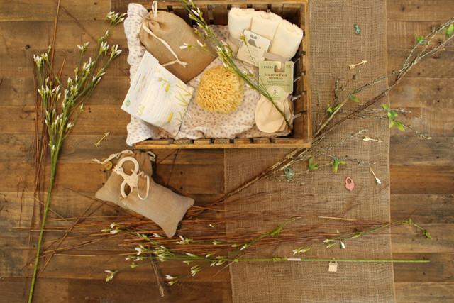 Salah satu tradisi yang lazim dilakukan saat Lebaran adalah memberikan hadiah atau hampers kepada orang-orang terdekat. Foto: Unsplash.com