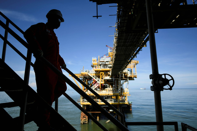 Pekerja Pertamina Hulu Mahakam menuruni tangga di anjungan lepas pantai lapangan Bekapai, Kalimantan Timur, Rabu (27/3/2024). Foto: Hafidz Mubarak A/ANTARA FOTO