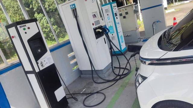 Pengecasan mobil listrik Wuling Air ev di SPKLU Puspiptek, Serpong. Foto: Aditya Pratama Niagara/kumparan