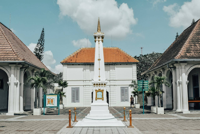 Ilustrasi Perayaan Gerebeg Maulud yang Dilaksanakan di Keraton Berisikan Pembacaan Riwayat Nabi dan Ceramah Agama dilaksanakan pada Malam Tanggal. Sumber: Unsplash/Fakhri Labib