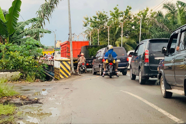 Kemacetan di Jalan Lintas Timur, Gunung Sugih, Kamis (28/3/2024) | Foto: Roza Hariqo / Lampung Geh