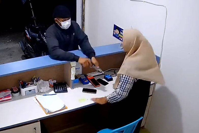 Aksi perampokan membawa pistol menyasar di dua tempat BRILink di Desa Kemlagigede, Kecamatan Turi dan Pasar Sugio, Kecamatan Sugio, Kabupaten Lamongan, Kamis (28/3/2024). Foto: Dok. Istimewa