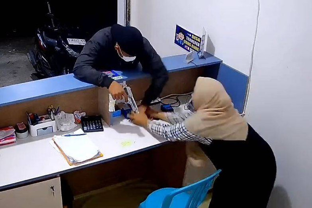 Aksi perampokan membawa pistol menyasar di dua tempat BRILink di Desa Kemlagigede, Kecamatan Turi dan Pasar Sugio, Kecamatan Sugio, Kabupaten Lamongan, Kamis (28/3/2024). Foto: Dok. Istimewa