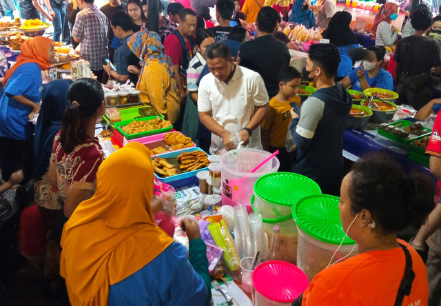 (Sejumlah masyarakat berburu takjil di Bazar Takjil Ramadan Benhil. Foto: Alvian Yoga Yulianto)