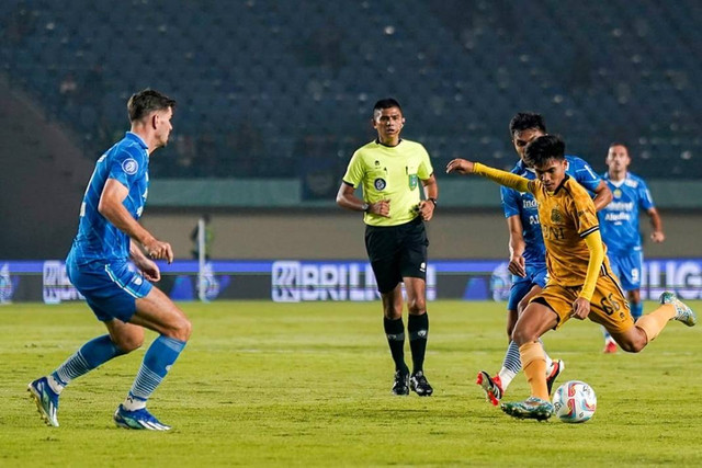 Pertandingan Liga 1 2023/24 antara Persib Bandung vs Bhayangkara FC di Stadion Si Jalak Harupat, Kamis (28/3). Foto: Dok. Instagram Bhayangkarafc