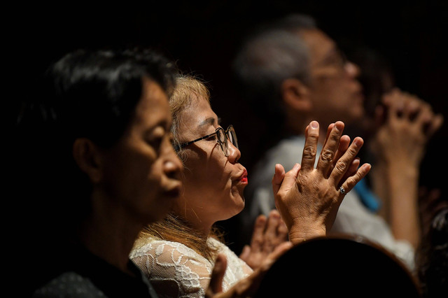 Ilustrasi Umat Kristiani Membaca Doa Rosario Hari Selasa. Foto: M Risyal Hidayat/ANTARA FOTO