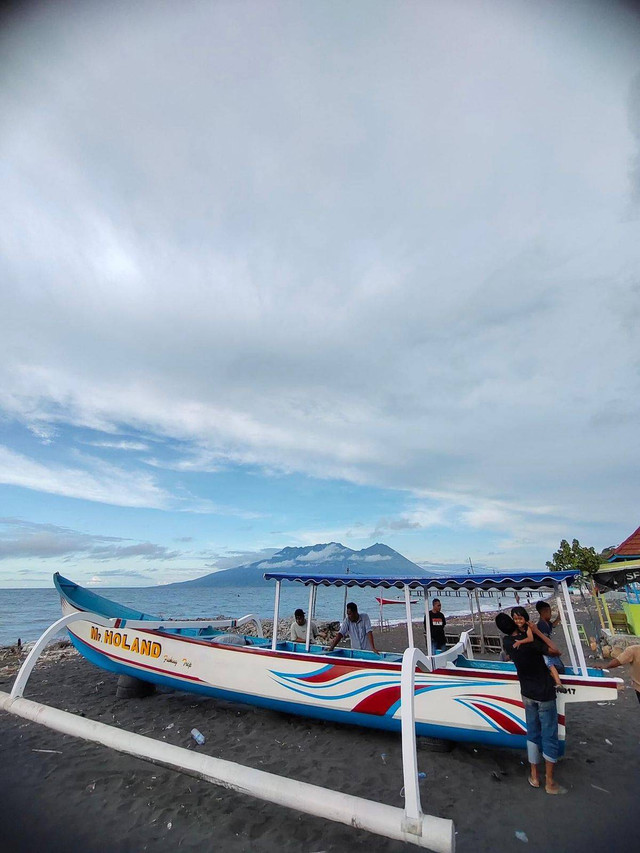 Gambar diambil dari pesisir pantai kampung nelayan Desa Sangiang, Kec. Wera, Kab. Bima. Sumber Foto: Faujan Aminullah (Penulis)