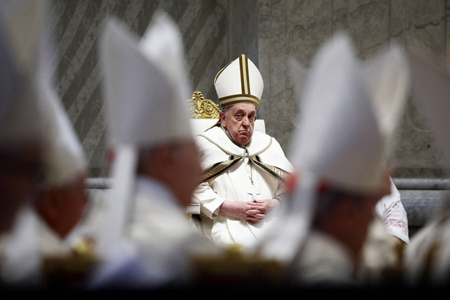 Paus Fransiskus menghadiri Misa Krisma di Basilika Santo Petrus di Vatikan, Kamis (28/3/2024). Foto: Guglielmo Mangiapane/REUTERS