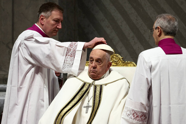 Paus Fransiskus menghadiri Misa Krisma di Basilika Santo Petrus di Vatikan, Kamis (28/3/2024). Foto: Guglielmo Mangiapane/REUTERS