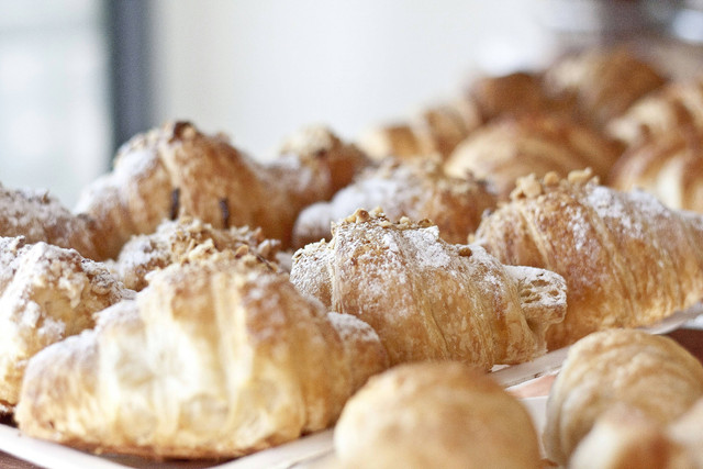 Croissant Enak di Jakarta. Foto hanya sebagai ilustrasi, bukan tempat sebenarnya. Sumber: Unsplash/Sergio Arze.