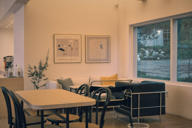 Cafe dekat MRT Blok A, foto hanya ilustrasi, bukan tempat sebenarnya: Unsplash/Minku Kang