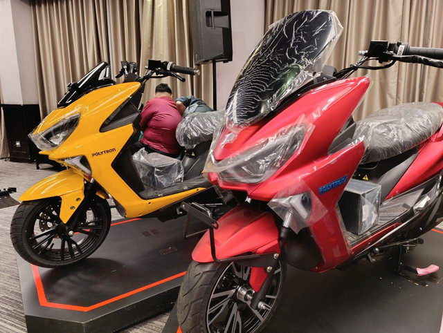 Motor listrik Polytron Fox-R (merah) dan Motor listrik Polytron Fox-S (kuning). Foto: Fitra Andrianto/kumparan