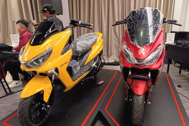 Motor listrik Polytron Fox-R (merah) dan Motor listrik Polytron Fox-S (kuning). Foto: Fitra Andrianto/kumparan