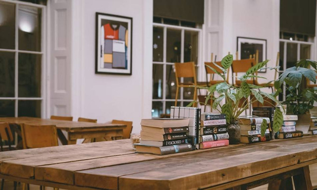 Cafe untuk introvert di Bandung. Foto hanyalah ilustrasi bukan tempat sebenarnya. Sumber: Unsplash/Toa Heftiba