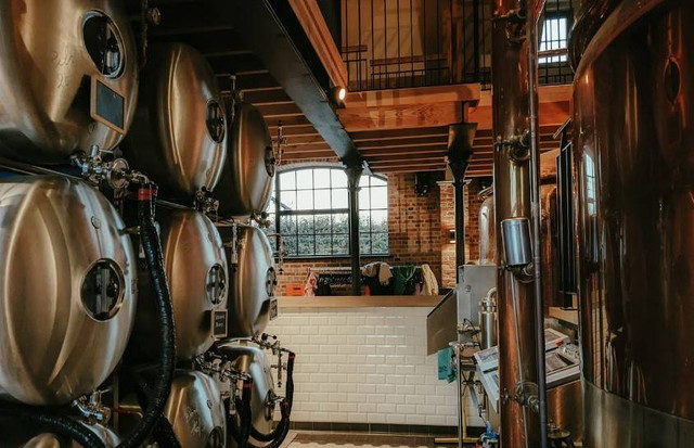 Pabrik minuman di Bandung. Foto hanyalah ilustrasi bukan tempat sebenarnya. Sumber: Unsplash/Sigmund