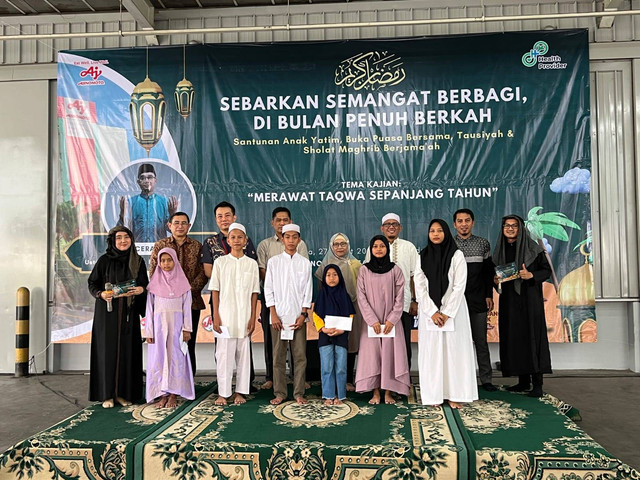 Grup Ajinomoto Indonesia berikan santunan kepada anak yatim. Foto: Istimewa. 