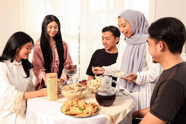 Ilustrasi buka bersama (bukber) teman-teman. Foto: Ika Rahma H/Shutterstock
