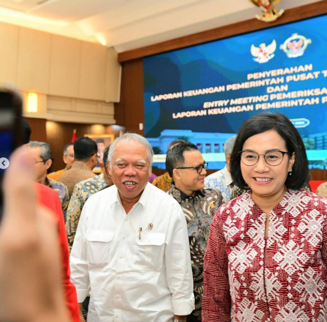 Menteri PUPR Basuki Hadimuljono dan Menteri Keuangan Sri Mulyani di Kantor BPK. Foto: Instagram @smindrawati