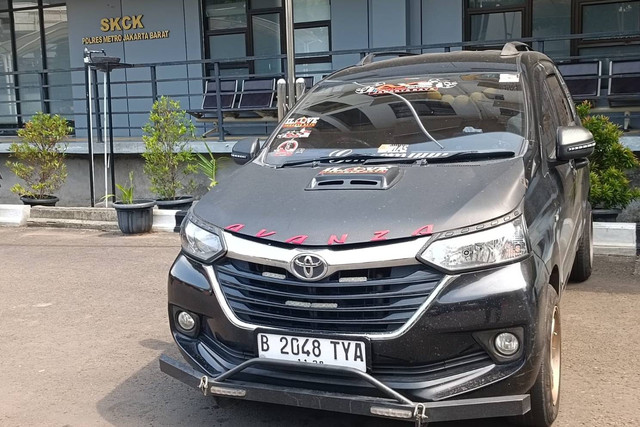 Barang bukti mobil Avanza Hitam milik sopir GrabCar pelaku pemerasan penumpang wanita yang diamankan polisi. Foto: Zamachsyari/kumparan