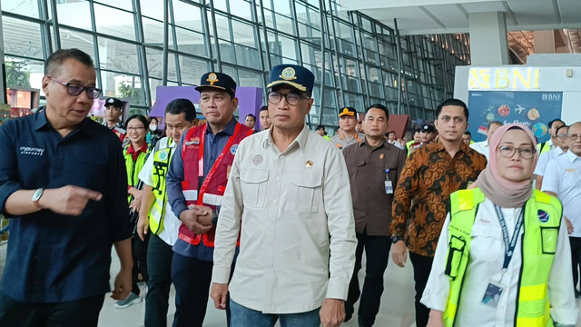Menteri Perhubungan RI, Budi Karya Sumadi mendatangi Terminal 3 Bandara Internasional Soekarno-Hatta, Tangerang, Jumat (29/3). Foto: Fadlan Nuril Fahmi/kumparan