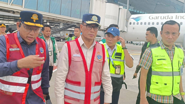 Menteri Perhubungan RI, Budi Karya Sumadi melakukan rampcheck pesawat Garuda dan Lion Air di Bandara Internasional Soekarno-Hatta, Tangerang, Jumat (29/3).  Foto: fadlan Nuril Fahmi/kumparan