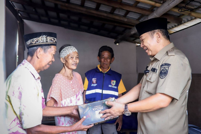 Penyerahan bantuan untuk warga Jember. Foto: Dok. Istimewa