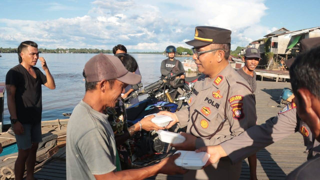 Polres Sekadau membagikan takjil kepada warga. Foto: Dok. Polres Sekadau