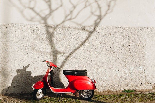 Ilustrasi daftar harga vespa matic 2024. Sumber: Pexels/Cátia Matos