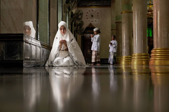 Ilustrasi iktikaf di masjid. Foto: Shutterstock. 
