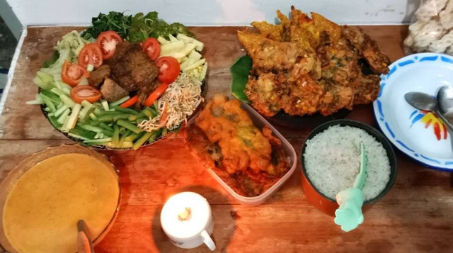 Tempat makan lesehan di Bandung Barat. Foto hanyalah ilustrasi bukan tempat sebenarnya. Sumber: Unsplash/Inna Safa