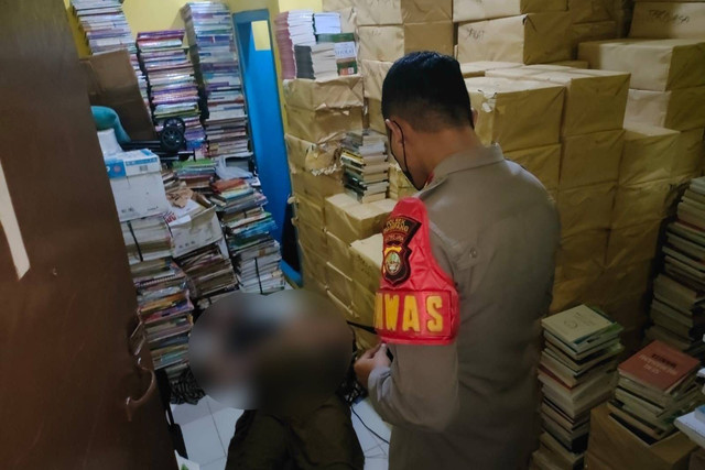 Seorang pria ditemukan tewas di antara tumpukan buku yang ada di dalam kosannya di kawasan Mampang Prapatan, Jakarta Selatan. Foto: Dok. Humas Polsek Mampang Prapatan