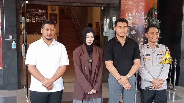 Selebgram Aghnia Punjabi (kedua kiri) dan suaminya, Reinukky Abidharma (ketiga kiri), dalam konferensi pers kasus anak dianiaya babysitter, di Polresta Malang Kota, Sabtu (30/3/2024). Foto: Dok. Istimewa