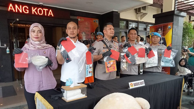 Konferensi pers penangkapan IPS, pelaku penganiaya anak Aghnia Punjabi, Sabtu (30/3/2024). Foto: Dok. Istimewa