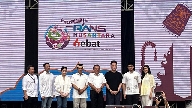 Raffi Ahmad, Nagita Slavina, CEO Sinarmas Land Michael Widjaja, PJ Bupati Kabupaten Tangerang Andi Ony Kaesang Pengarep dan Erina Gudono usai peresmian Rans Nusantara Hebat di BSD City pada Sabtu (30/3/2024). Foto: Widya Islamiati/kumparan