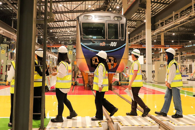 Peserta kumparan Hangout menjelajah Depo MRT Lebak Bulus, Jakarta, Sabtu (30/3/2024). Foto: Syawal Darisman/kumparan