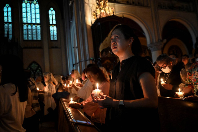 Umat Katolik mengikuti Misa Malam Paskah di Gereja Katedral, Jakarta, Sabtu (30/3/2024). Foto: Erlangga Bregas Prakoso/ANTARA FOTO