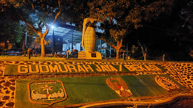 Gerbang Gudmurah Jaya, dekat lokasi ledakan Gudang Amunisi Batalyon Artileri Medan (Yonarmed) 07/155 GS Kodam Jaya, Bekasi, Jawa Barat, Sabtu (30/3/2024). Foto: Jonathan Devin/kumparan